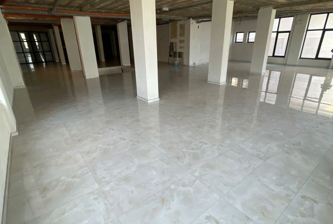 Jepet me Qira Ambient 1000 m2 – Ekskluzivisht prane Mbikalimit te Komunes se Parisit  