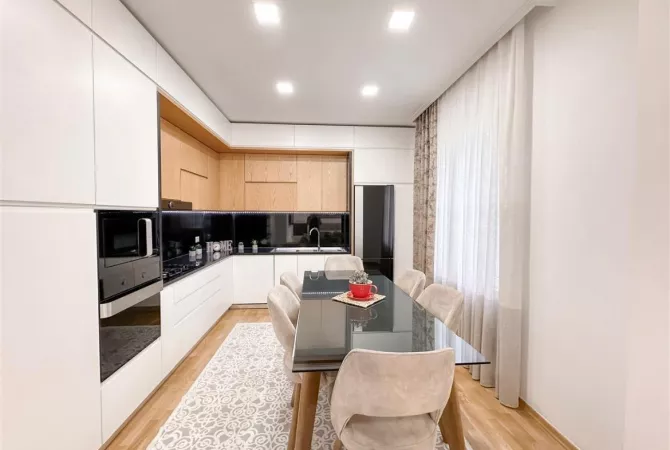 Shtepi ne shitje Apartament ne Tirane, 3+1, Mobilimi Pjeserisht e mobiluar, Pagesa 250,000  Euro.