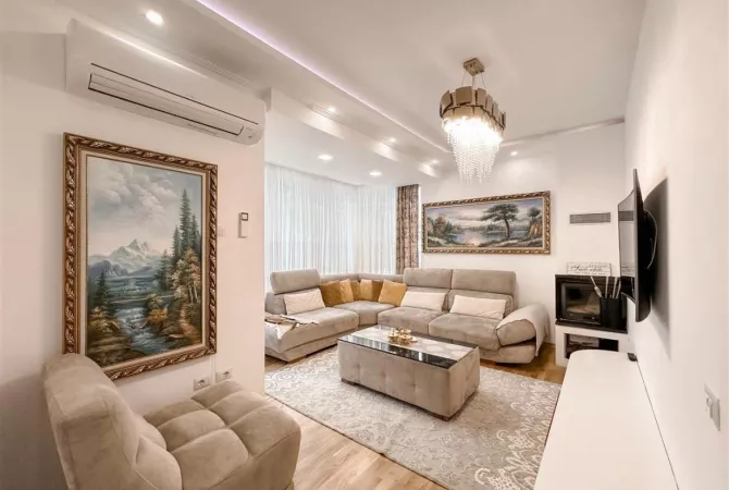 Shitet Apartament Luksoz 3+1+2 me Garazh – Pranë Kopshtit Botanik