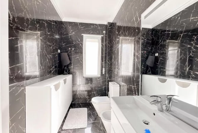 Shtepi ne shitje Apartament ne Tirane, 3+1, Mobilimi Pjeserisht e mobiluar, Pagesa 250,000  Euro.