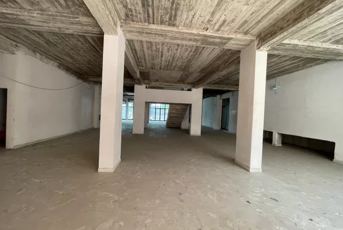 Ambient komercial me qira – 1000 m2 (2 kate) prane Mbikalimit te Komunes