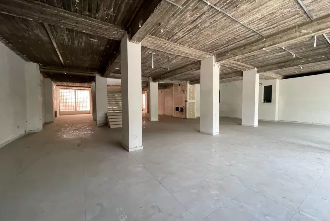 Ambient komercial me qira – 1000 m2 (2 kate) prane Mbikalimit te Komunes