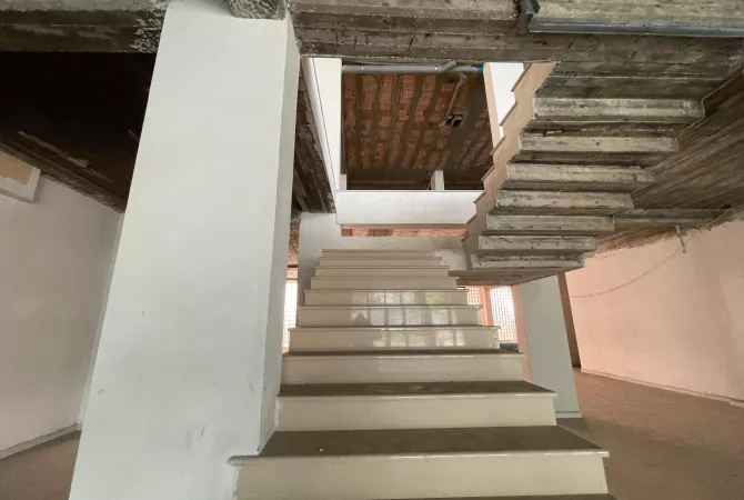 Ambient komercial me qira – 1000 m2 (2 kate) prane Mbikalimit te Komunes