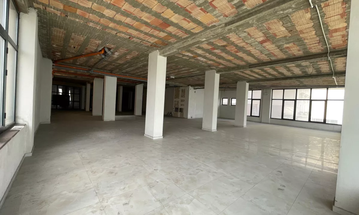 Ambient komercial me qira – 1000 m2 (2 kate) prane Mbikalimit te Komunes