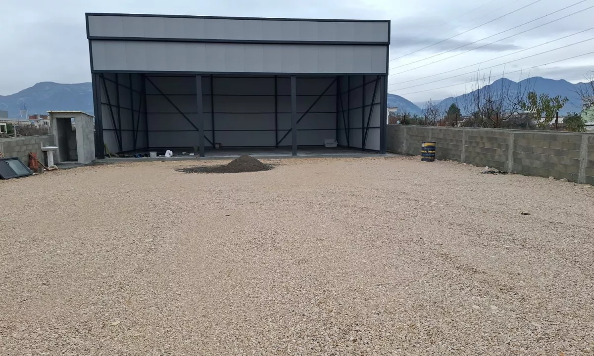 Jepet me Qira Kapanon – Kamez (prane rruges kryesore te Valiasit)  