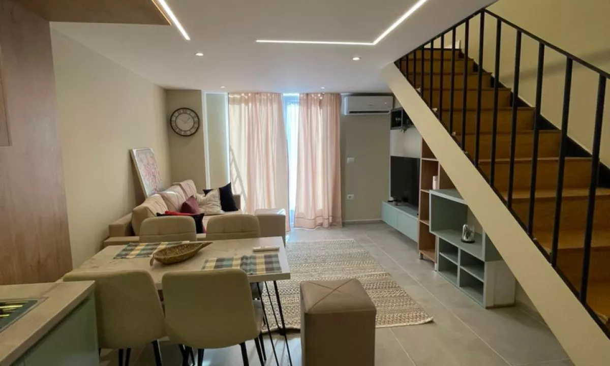 Shtepi ne shitje Duplex(shtepi me 2 kate) ne Tirane, 1+1, Mobilimi E mobiluar, Pagesa 115,000  Euro.