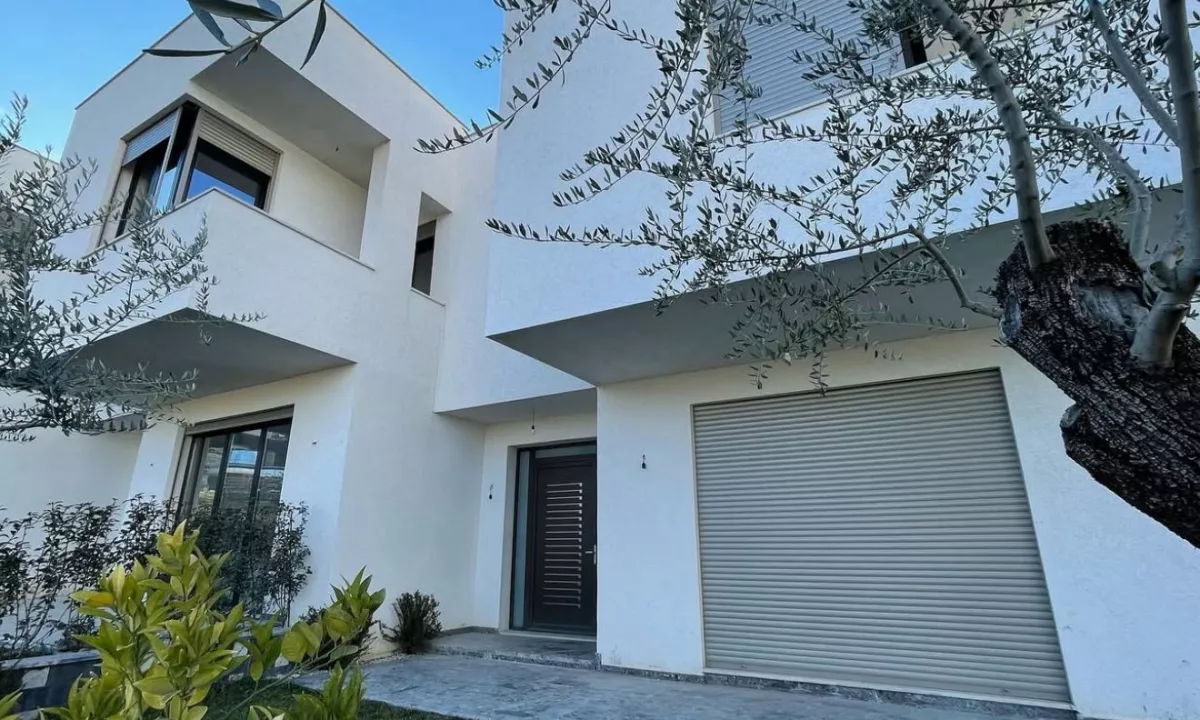 Shtepi ne shitje Vila Luksoze ne Tirane, 3+1, Mobilimi Bosh, pa mobiluar, Pagesa 360,000  Euro.