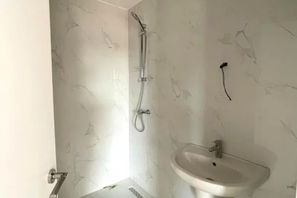 Shtepi ne shitje Apartament ne Tirane, 2+1, Mobilimi Bosh, pa mobiluar, Pagesa 152,750  Euro.