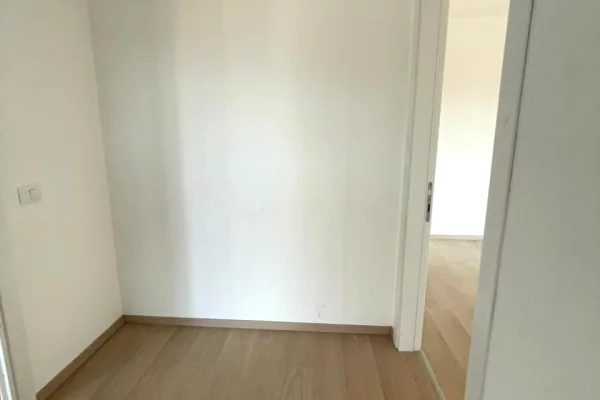 Shtepi ne shitje Apartament ne Tirane, 2+1, Mobilimi Bosh, pa mobiluar, Pagesa 152,750  Euro.