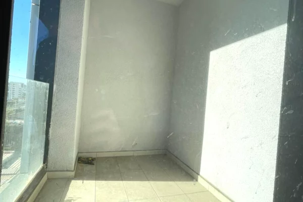 Shtepi ne shitje Apartament ne Tirane, 2+1, Mobilimi Bosh, pa mobiluar, Pagesa 152,750  Euro.