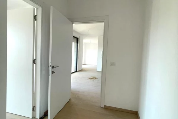 Shtepi ne shitje Apartament ne Tirane, 2+1, Mobilimi Bosh, pa mobiluar, Pagesa 152,750  Euro.