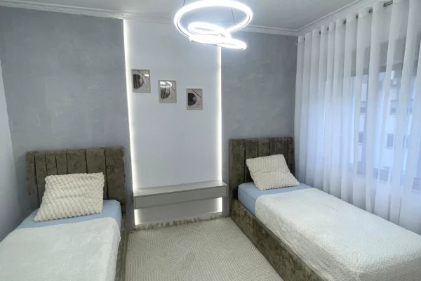 Shtepi ne shitje Apartament ne Tirane, 2+1, Mobilimi E mobiluar, Pagesa 173,000  Euro.