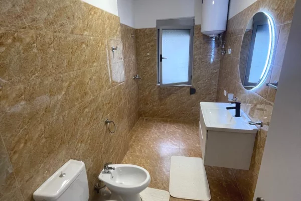 Shtepi ne shitje Apartament ne Tirane, 2+1, Mobilimi E mobiluar, Pagesa 173,000  Euro.
