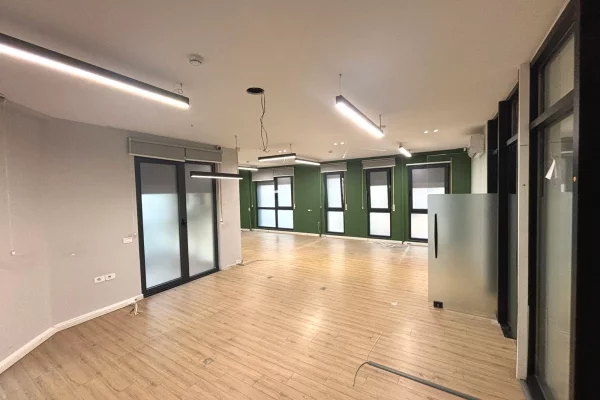 🏢 Zyre me Qira – Qender, prane Bulevardit “Zogu i Pare”