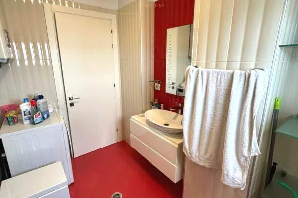 Shtepi ne shitje Apartament ne Tirane, 2+1, Mobilimi E mobiluar, Pagesa 150,000  Euro.