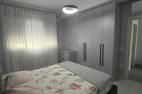 Shtepi me qera Apartament ne Tirane, 2+1, Mobilimi E mobiluar, Pagesa 700  Euro.