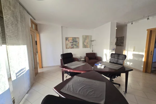 🏢 Zyre jepet me qira – 2+1 + 2 tualete 