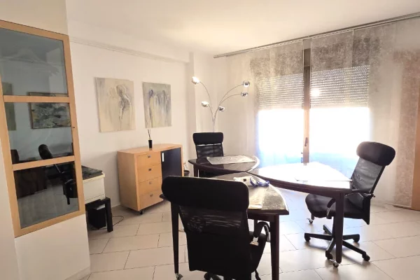 🏢 Zyre jepet me qira – 2+1 + 2 tualete 