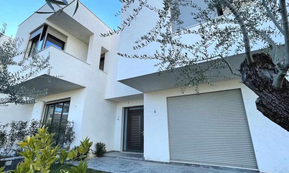 Shtepi ne shitje Vila Luksoze ne Tirane, 3+1, Mobilimi E mobiluar, Pagesa 360,000  Euro.