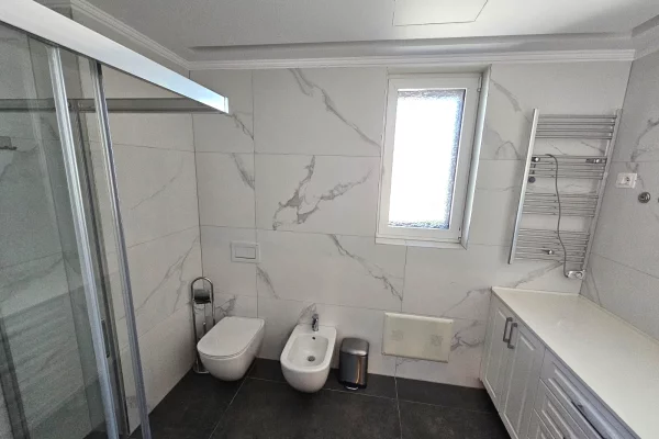 Shtepi me qera Vila Luksoze ne Tirane, 5+1, Mobilimi Pjeserisht e mobiluar, Pagesa 5,000  Euro.