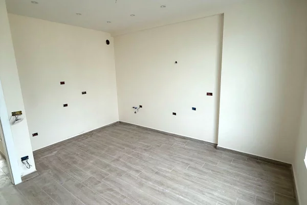 Shtepi ne shitje Apartament ne Tirane, 3+1, Mobilimi Bosh, pa mobiluar, Pagesa 267,500  Euro.