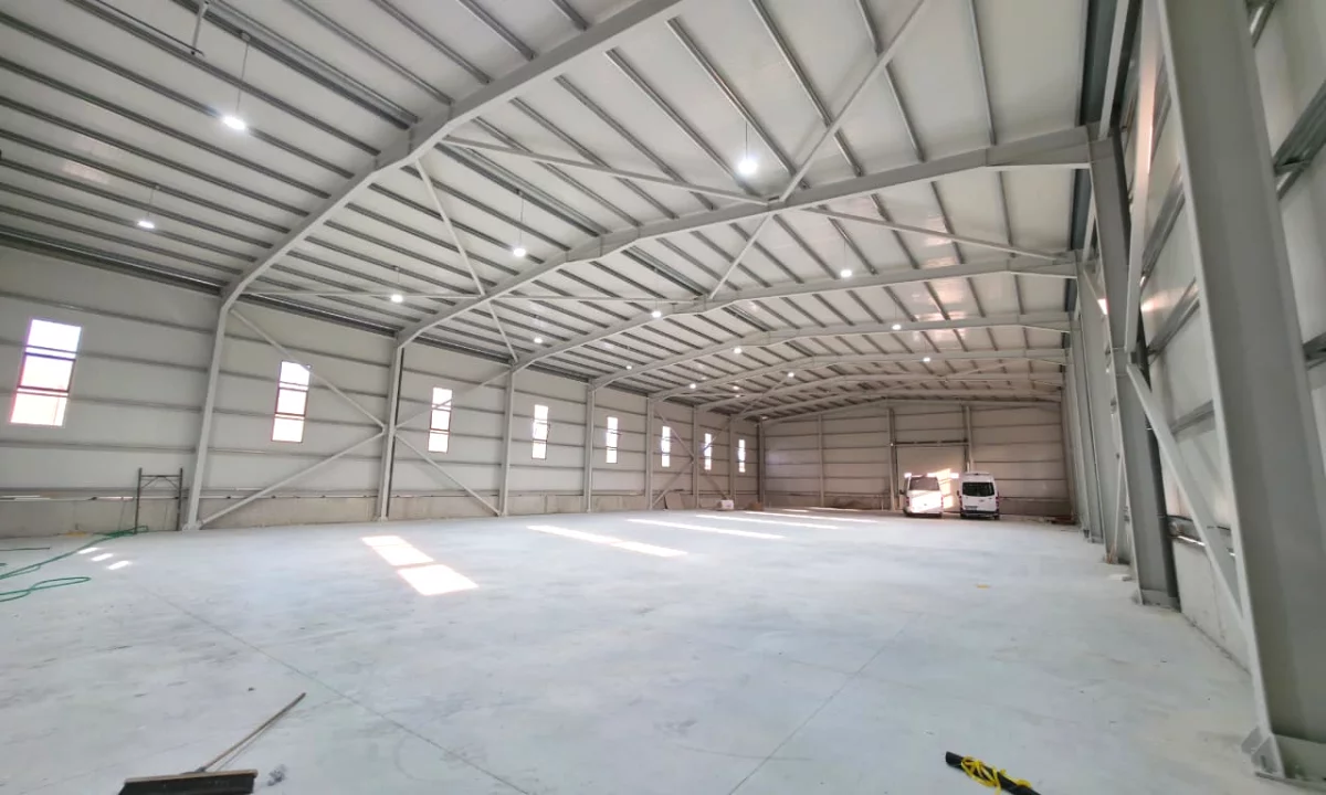 KAPANON ME QIRA 1200 m2  📍 Vendndodhja: Prane MEGATEK