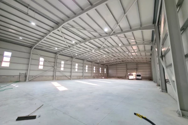 KAPANON ME QIRA 1200 m²  📍 Vendndodhja: Pranë MEGATEK