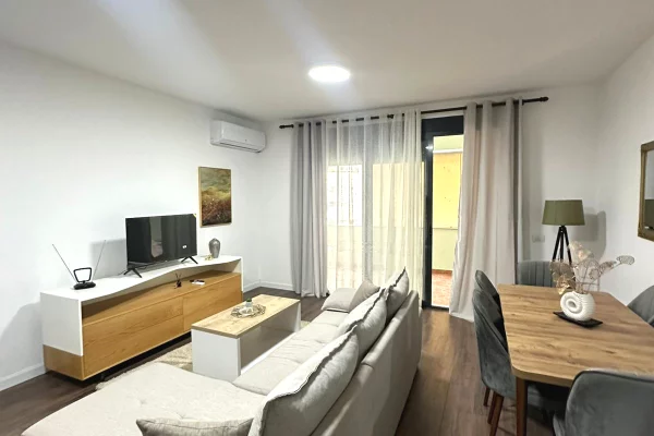 Shtepi me qera Apartament ne Tirane, 3+1, Mobilimi E mobiluar, Pagesa 900  Euro.