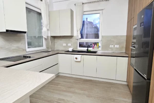 Shtepi me qera Vila Luksoze ne Tirane, 3+1, Mobilimi E mobiluar, Pagesa 2,500  Euro.