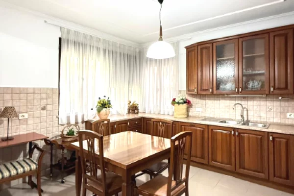 Shtepi me qera Apartament ne Tirane, 2+1, Mobilimi E mobiluar, Pagesa 1,200  Euro.