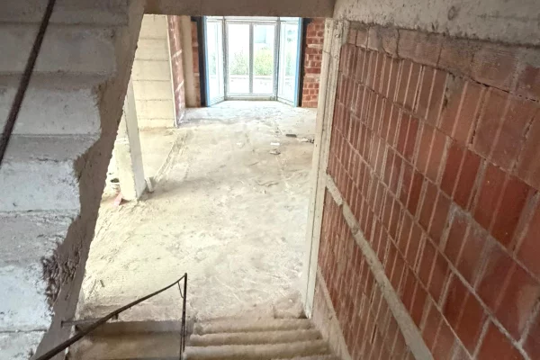 Shtepi ne shitje Vila Luksoze ne Tirane, 4+1, Mobilimi Bosh, pa mobiluar, Pagesa 1,650,000  Euro.