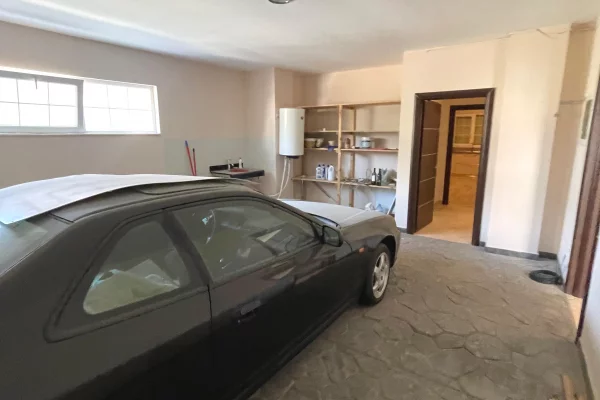 Shtepi ne shitje Vila Luksoze ne Tirane, 5+1, Mobilimi Pjeserisht e mobiluar, Pagesa 850,000  Euro.