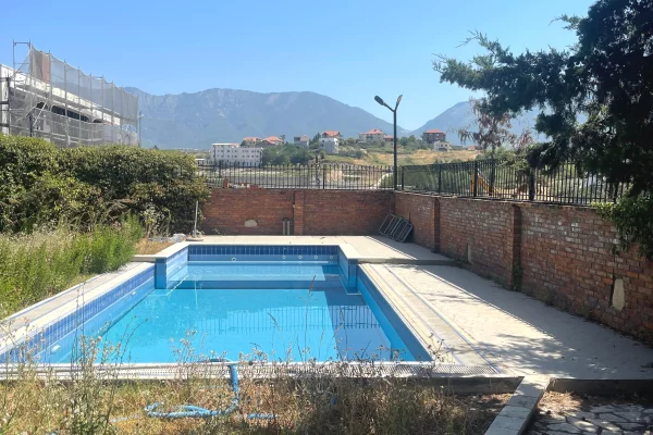 Shtepi ne shitje Vila Luksoze ne Tirane, 5+1, Mobilimi Pjeserisht e mobiluar, Pagesa 850,000  Euro.