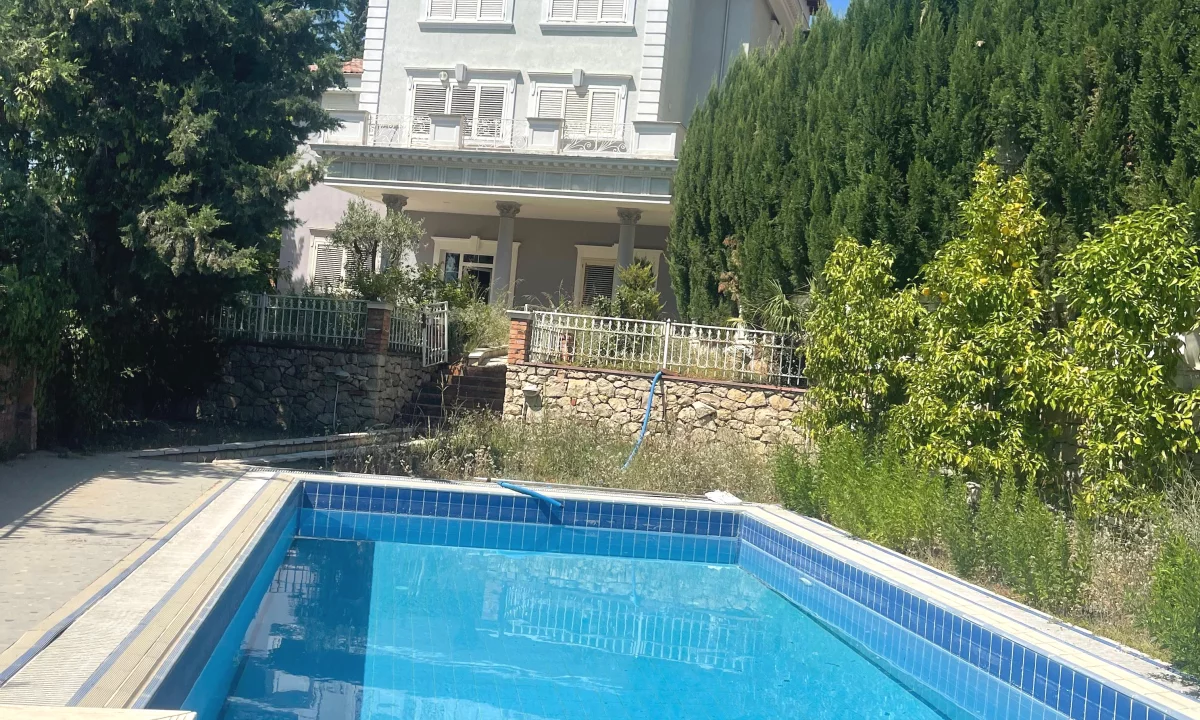 Shtepi ne shitje Vila Luksoze ne Tirane, 5+1, Mobilimi Pjeserisht e mobiluar, Pagesa 850,000  Euro.