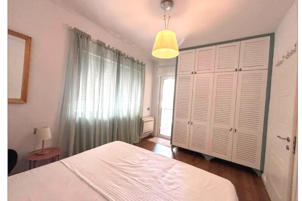 Shtepi me qera Apartament ne Tirane, 2+1, Mobilimi E mobiluar, Pagesa 999  Euro.