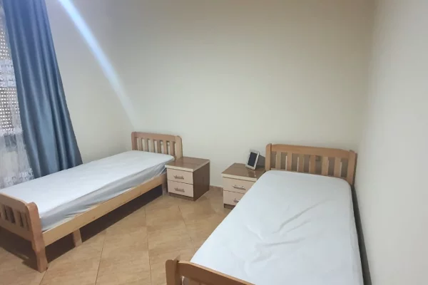Shtepi me qera Apartament ne Tirane, 2+1, Mobilimi E mobiluar, Pagesa 80,000  Leke.