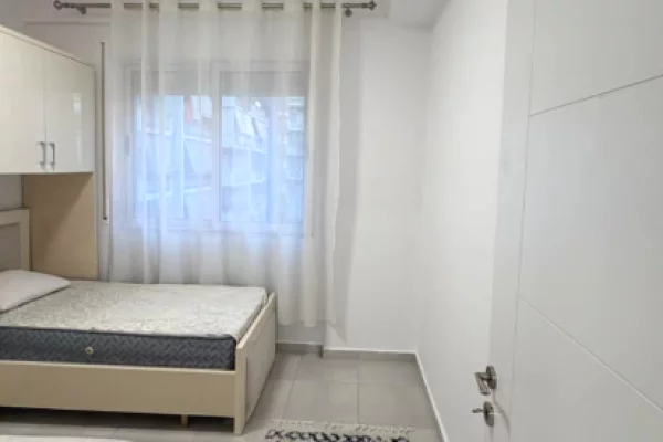 Shtepi me qera Apartament ne Tirane, 2+1, Mobilimi E mobiluar, Pagesa 60,000  Leke.