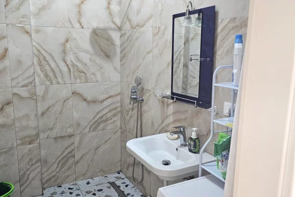 Shtepi me qera Apartament ne Tirane, 2+1, Mobilimi E mobiluar, Pagesa 50,000  Leke.