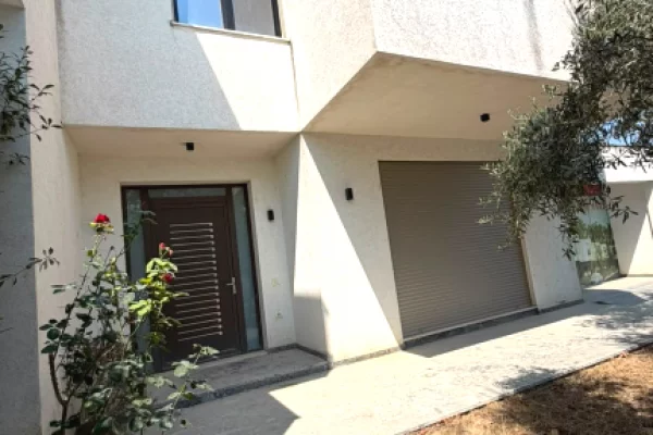 Shtepi ne shitje Shtepi Private ne Tirane, 3+1, Mobilimi Bosh, pa mobiluar, Pagesa 400,000  Euro.