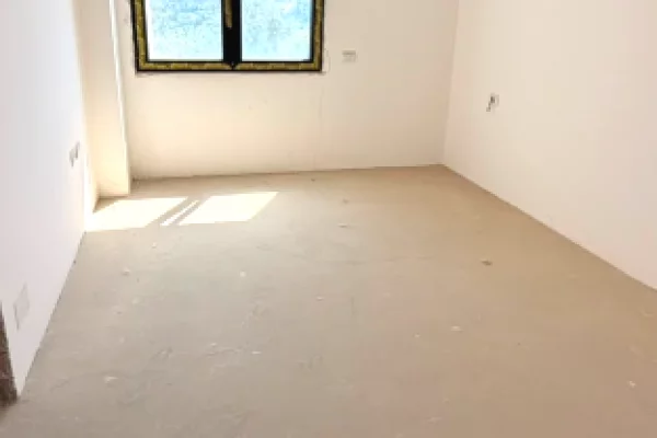 Shtepi ne shitje Shtepi Private ne Tirane, 3+1, Mobilimi Bosh, pa mobiluar, Pagesa 400,000  Euro.