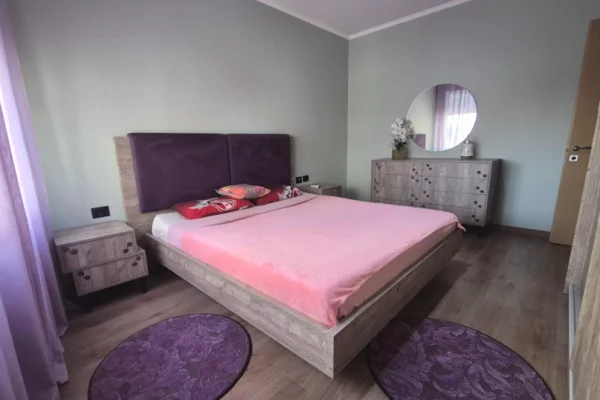 Shtepi me qera Apartament ne Tirane, 3+1, Mobilimi Bosh, pa mobiluar, Pagesa 90,000  Leke.