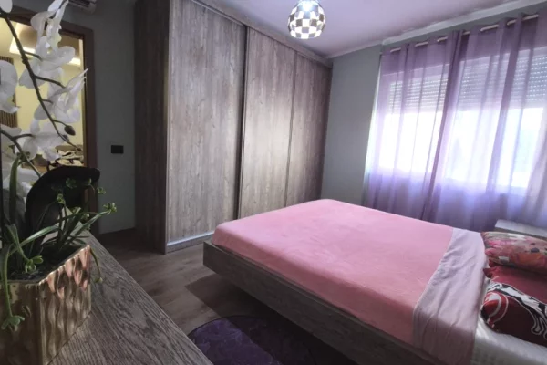 Shtepi me qera Apartament ne Tirane, 3+1, Mobilimi Bosh, pa mobiluar, Pagesa 90,000  Leke.