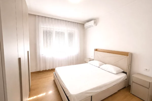 Shtepi me qera Apartament ne Tirane, 2+1, Mobilimi E mobiluar, Pagesa 1,000  Euro.