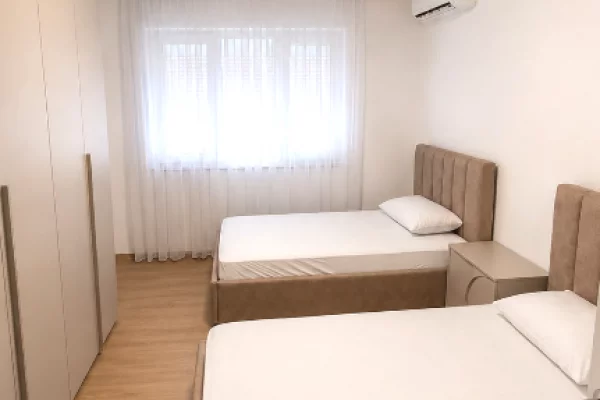 Shtepi me qera Apartament ne Tirane, 2+1, Mobilimi E mobiluar, Pagesa 1,000  Euro.