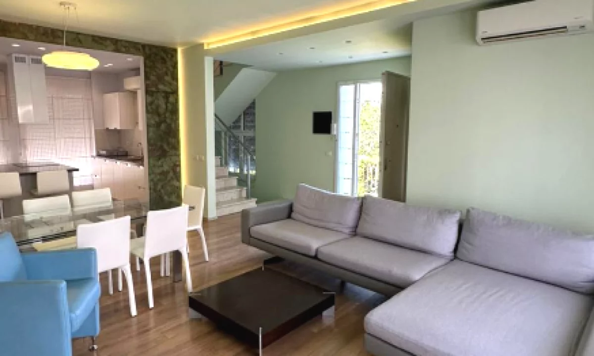 Shtepi me qera Vila Luksoze ne Tirane, 4+1, Mobilimi E mobiluar, Pagesa 250,000  Leke.