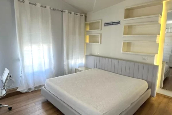 Shtepi me qera Vila Luksoze ne Tirane, 4+1, Mobilimi E mobiluar, Pagesa 250,000  Leke.