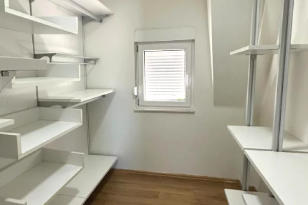 Shtepi me qera Vila Luksoze ne Tirane, 4+1, Mobilimi E mobiluar, Pagesa 250,000  Leke.