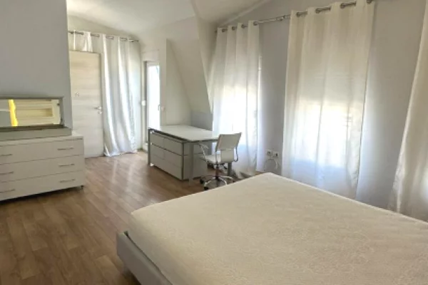 Shtepi me qera Vila Luksoze ne Tirane, 4+1, Mobilimi E mobiluar, Pagesa 250,000  Leke.