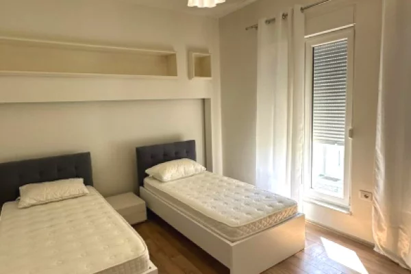 Shtepi me qera Vila Luksoze ne Tirane, 4+1, Mobilimi E mobiluar, Pagesa 250,000  Leke.
