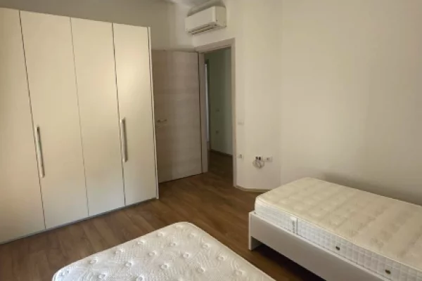Shtepi me qera Vila Luksoze ne Tirane, 4+1, Mobilimi E mobiluar, Pagesa 250,000  Leke.